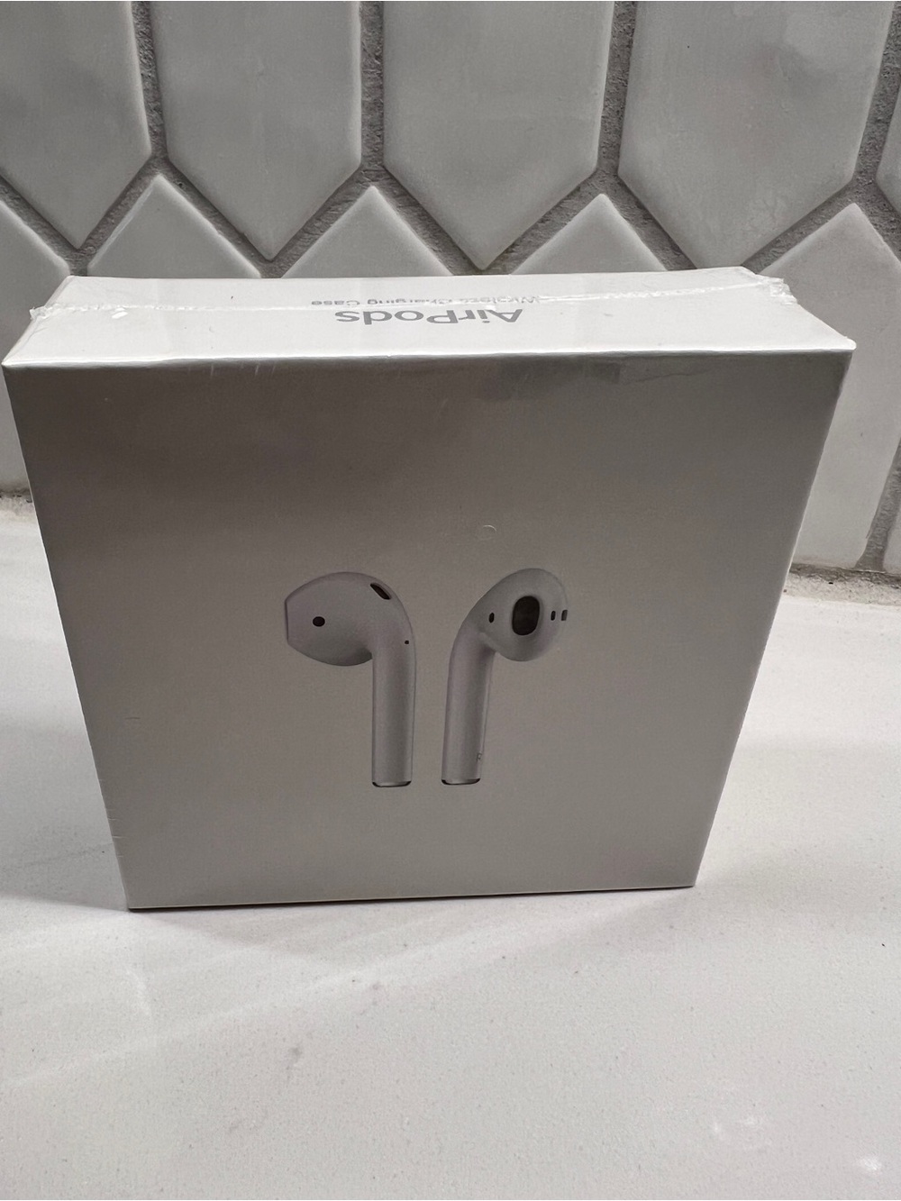 Apple White Wireless Earbuds with Wireless Charging Case - Apple AirPods